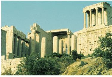 Atenasko akropoliseko Propileoen ikuspegia.<br><br>